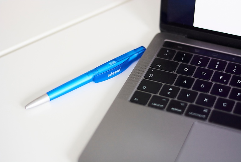 Notebook und Stift auf einem Schreibtisch