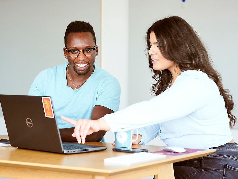 Employees at the desk in conversation