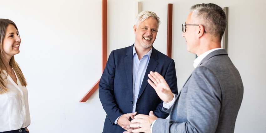 Mitarbeitende im Gespräch Mitarbeitende im Gespräch