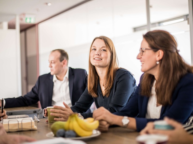 Drei Menschen die nebeneinander sitzen 