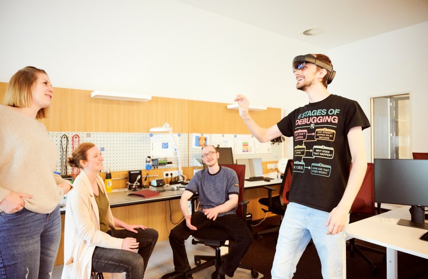 Mitarbeitende Im Digital Experience Lab und VR-Brille