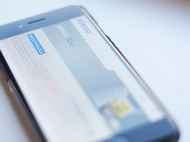 Smartphone mit geöffnetem adesso-Blog