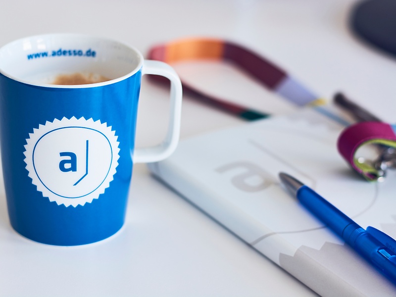 adesso Tasse mit Stift und Block auf einem Schreibtisch