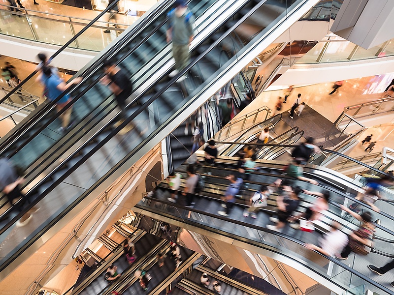 Einkaufscenter mit Rolltreppen