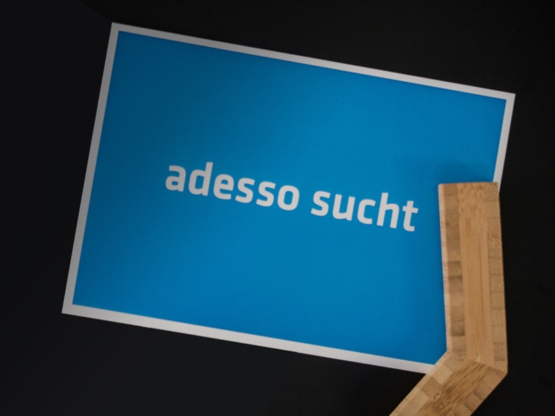 Karte mit Aufschrift "adesso sucht"